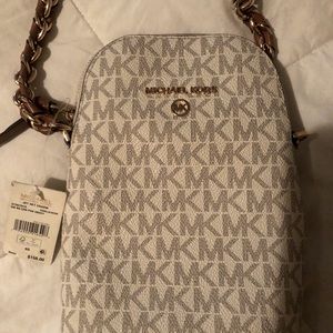 Micheal kors purse NWT. 70 obo